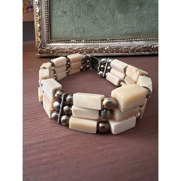 Vintage Natural Bone Bead Bracelet 3 Strand Brass Tone Tribal Boho Jewelry - Picture 1 of 9